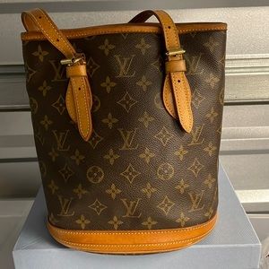 Gorgeous vintage mini bucket pm bag🦋